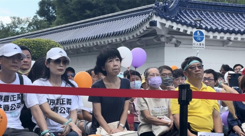 民眾黨今天下午在中正紀(jì)念堂旁愛(ài)國(guó)東路封街，舉行“賴政府，搞什么鬼？”集結(jié)活動(dòng)，民眾黨主席柯文哲妻子陳佩琪現(xiàn)身，激動(dòng)落淚。