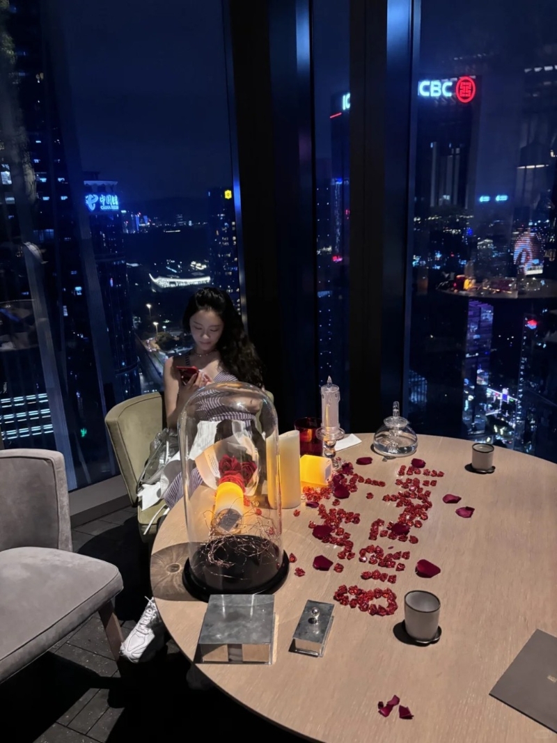 枱上一個(gè)玻璃裝飾卻意外反射看到身穿黑西裝的男子，相信倒影中人便是葉文的圈外男友。