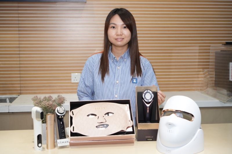 豐澤電器Senior Customer Advisor Kiko Cheung指家用美容儀種類繁多，并能針對(duì)不同的皮膚問題。
