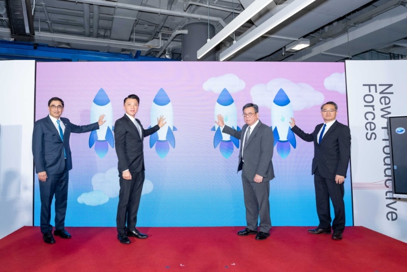 （左起）商務(wù)及經(jīng)濟發(fā)展局局長丘應(yīng)樺、工業(yè)貿(mào)易署署長廖廣翔、生產(chǎn)力局主席陳祖恒議員及生產(chǎn)力局總裁畢堅文先生為博覽會揭開序幕。