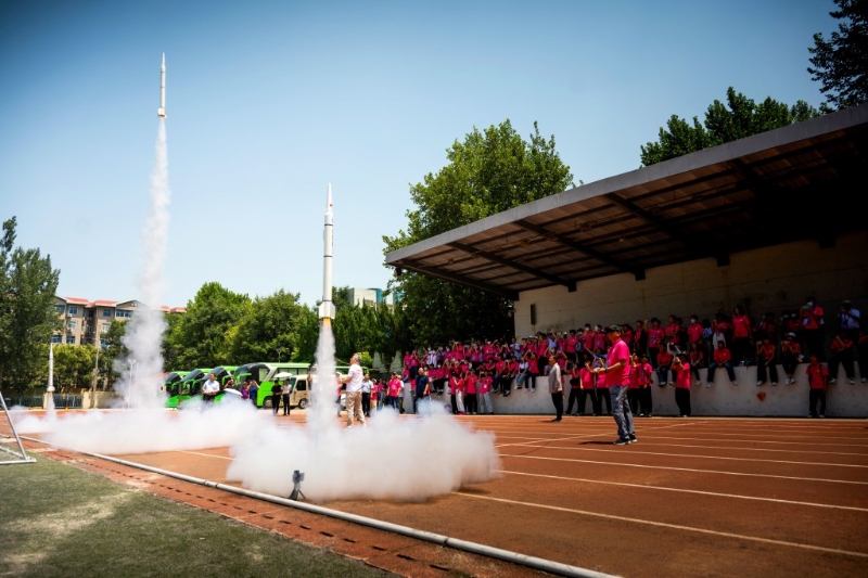 善德基金會(huì)考察團(tuán)的學(xué)生，在行程中參與制作火箭。