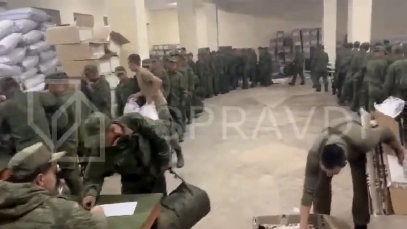 據(jù)信是抵俄北韓士兵排隊領(lǐng)取物資的場面。SPRAVDI