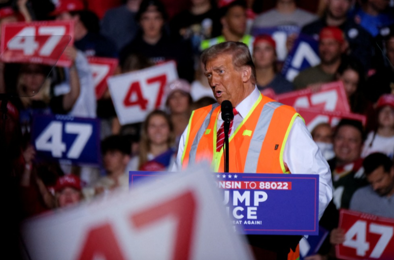 特朗穿著橙色反光背心出席造勢大會(huì)。路透社