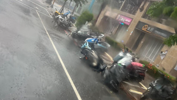 蘆洲“一排機車”全吹倒撲街 蘆洲“一排機車”全吹倒撲街