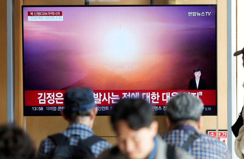 圖為韓國(guó)媒體31日?qǐng)?bào)導(dǎo)北韓試射洲際彈道導(dǎo)彈。