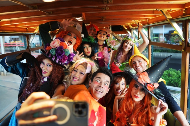 “嘩鬼”登上電車出巡并先行自拍。 吳艷玲攝