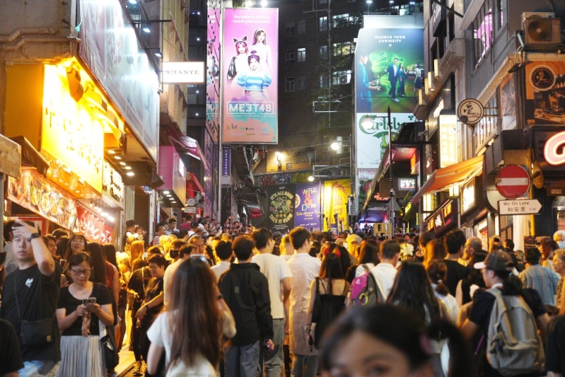 蘭桂坊入夜后人流漸增。