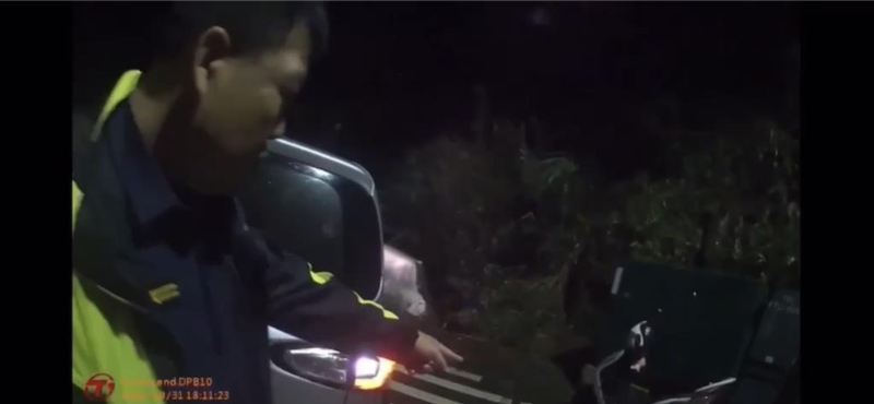 蔡女置放機(jī)車(chē)于安全處 蔡女置放機(jī)車(chē)于安全處