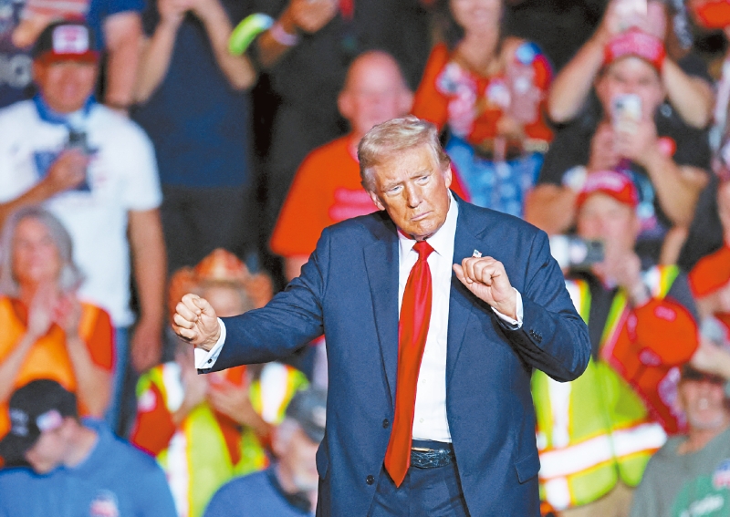 特朗普多次在競選活動中承諾勝選后收緊移民政策。 圖為特朗普10月31日在內(nèi)華達(dá)州拉票。 路透社