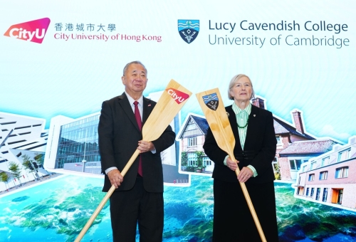 城大與劍橋露西. 卡文迪許學(xué)院合作，推出首個(gè)為期5年的獎(jiǎng)學(xué)金計(jì)劃，每年資助最多20名學(xué)生前往劍橋大學(xué)修讀碩士課程。 圖為梅彥昌（左）及Madeleine Atkins。