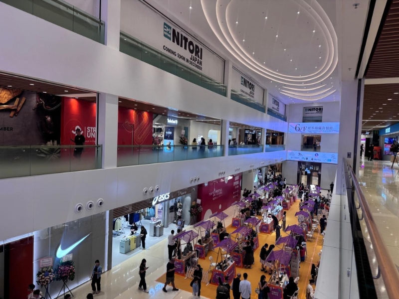 樓高四層，設(shè)逾百個(gè)鋪位，出租率達(dá)九成，目前大部份商戶已開幕。