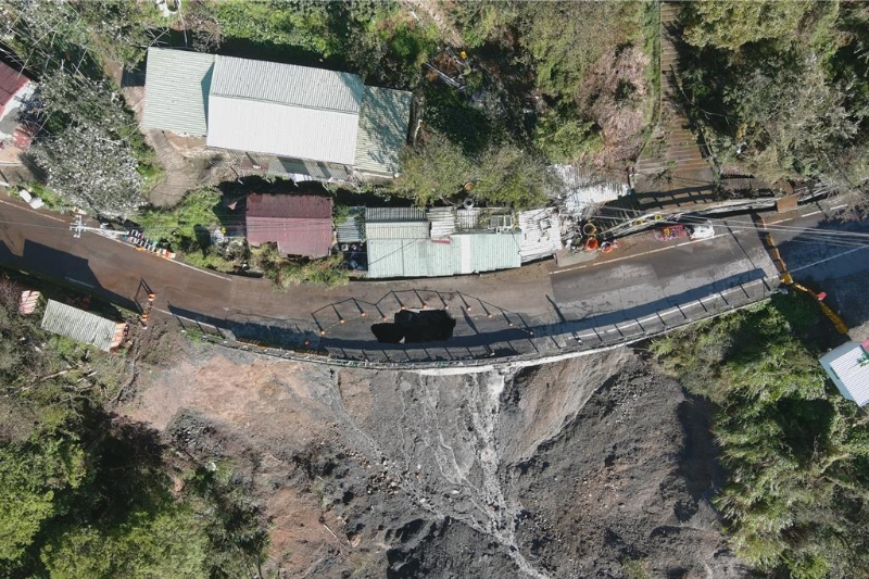 形成斷崖景象 形成斷崖景象