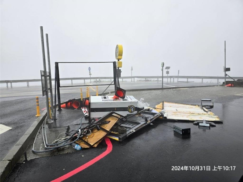 武嶺停車場繳費(fèi)亭被吹趴 武嶺停車場繳費(fèi)亭被吹趴