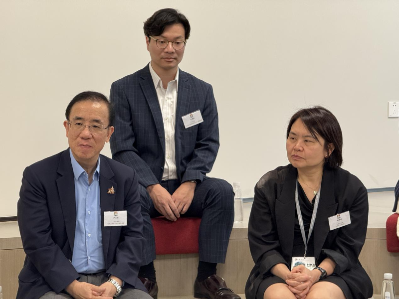 香港大學(xué)收生及國際生交流事務(wù)總監(jiān)嚴志堅教授（前左）、香港大學(xué)入學(xué)事務(wù)部總監(jiān)郭瑛琪（前右），介紹了港大最新的收生政策。