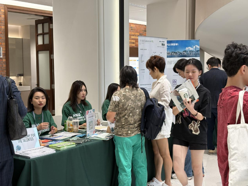 港大首個在內(nèi)地舉行的資訊日，吸引許多家長和學(xué)生前來參加。1