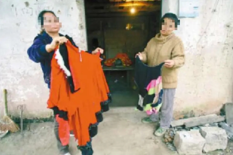 13歲男童匡志均死后被發(fā)現(xiàn)時(shí)身穿紅色衣裙和女士泳衣，大眾以“紅衣男孩”來(lái)稱呼他。