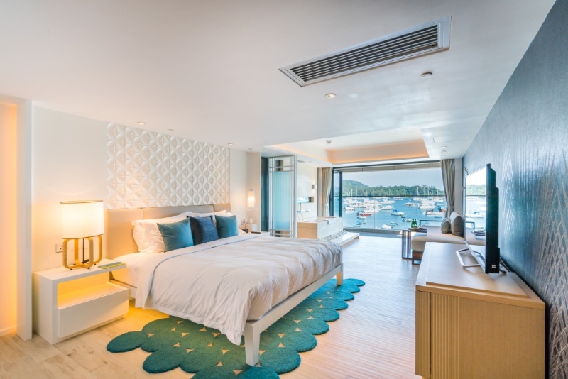 “萌寵樂．?。巍弊∷尢撞桶?晚住宿入住優(yōu)越露臺房或豪華露臺房，主人可以帶同少于30公斤寵物犬一起入住。