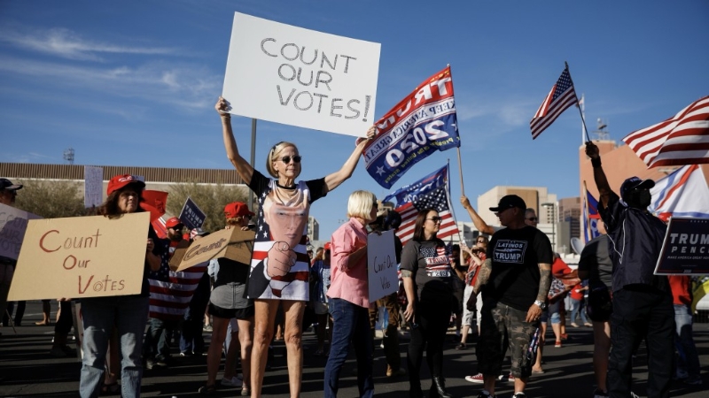 2020年美國大選結束后，特朗普支持者在亞利桑那州鳳凰城馬里科帕縣選舉中心外抗議選舉早期結果。