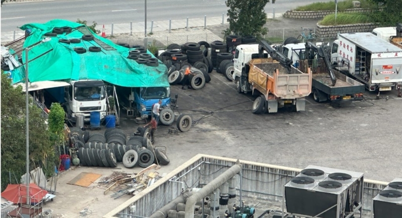 修車(chē)檔霸占表位做生意，多名工人在場(chǎng)內(nèi)開(kāi)工。