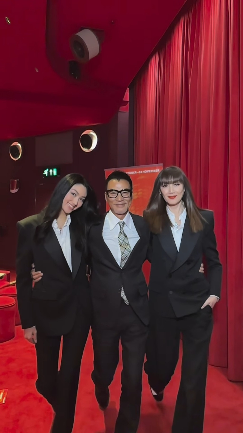 任達(dá)華一家三口攬實(shí)行catwalk。