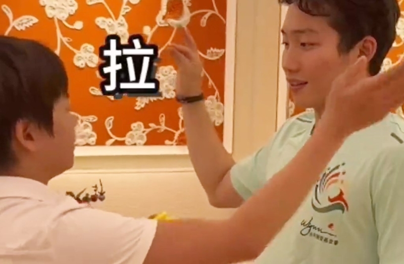 全紅嬋假裝在師兄王宗源面前表演魔術，實際上卻是趁機掌摑。