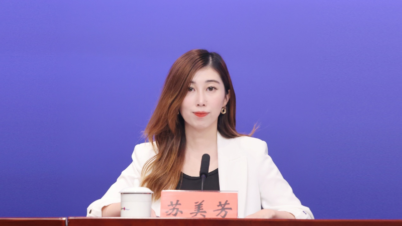 星島新聞集團(tuán)業(yè)務(wù)發(fā)展副總經(jīng)理蘇美芳回答記者提問。