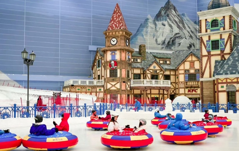 廣州融創(chuàng)熱雪奇跡娛雪區(qū)設(shè)有刺激游樂(lè)設(shè)施