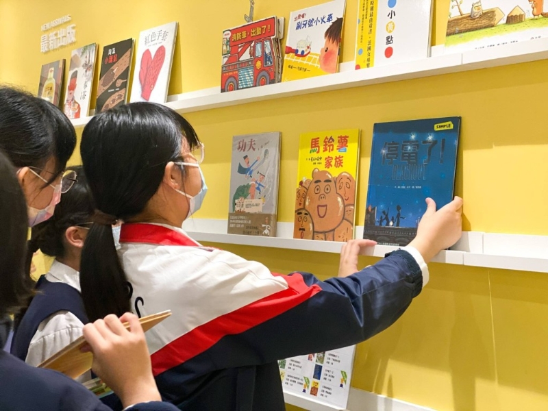 小店長透過書店實地體驗，接觸書店內(nèi)的運作及認識圖書的基本知識。