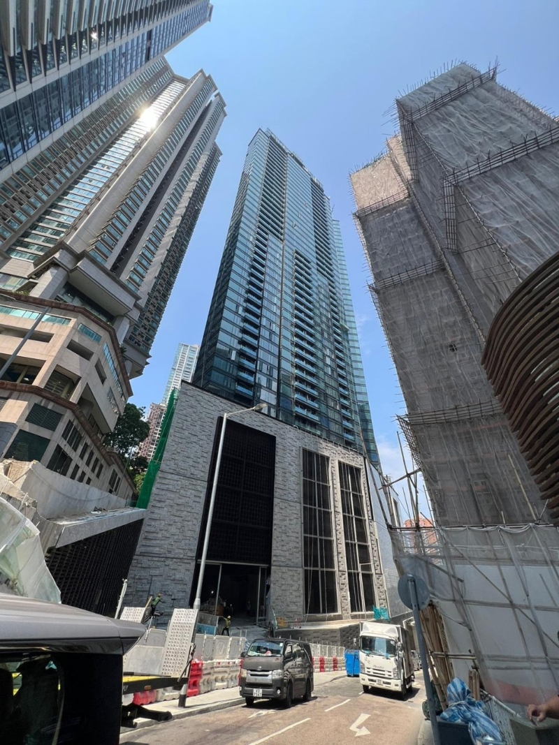 新世界發(fā)展?fàn)I業(yè)及市務(wù)部總監(jiān)黃浩賢透露，明年集團(tuán)有多個合作項目推出，當(dāng)中“重頭戲”是集團(tuán)與恒基合作發(fā)展的西半山衛(wèi)城道8號豪宅盤。