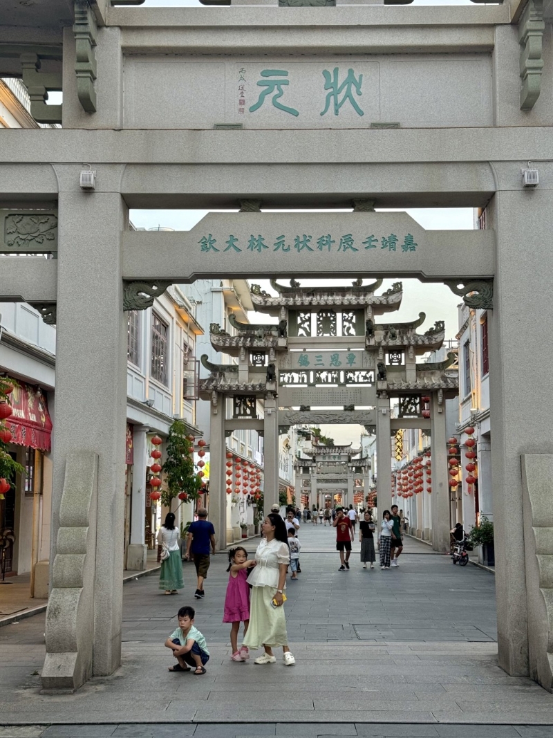 漫步在街上，仿佛能夠聽見歷史的低語，每一座牌坊都是歷史見證者，訴說著潮州的文化脈絡(luò)