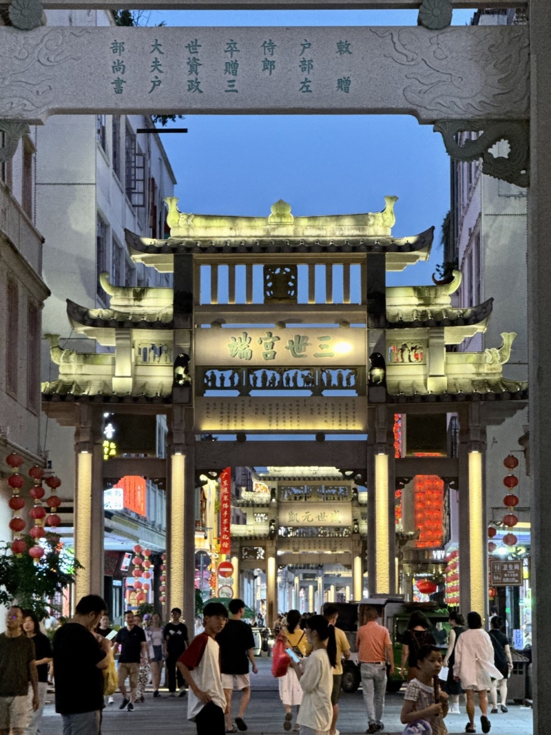 喜歡潮州美食？不如坐高鐵直接到潮州逛逛！潮州牌坊街位于古城的心臟地帶，是一條歷史與文化的脈絡(luò)，串聯(lián)著潮州城市的歷史與現(xiàn)代