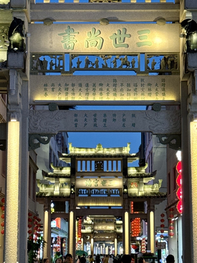 這時候是拍攝牌坊夜景是最佳時機。可以選擇在街道的中間位置，將兩側(cè)的騎樓和牌坊巧妙地框入鏡頭中，創(chuàng)造出深邃的透視效果