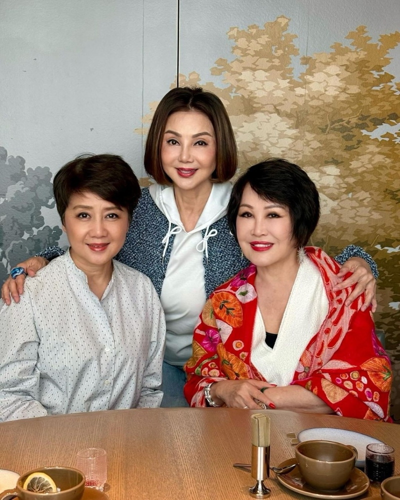 最近，謝玲玲就在IG上分享了幾張與友人一同聚餐的合照，當(dāng)中就見到已故賭王何鴻燊太太梁安琪及“中國第一名媛”靳羽西的身影。