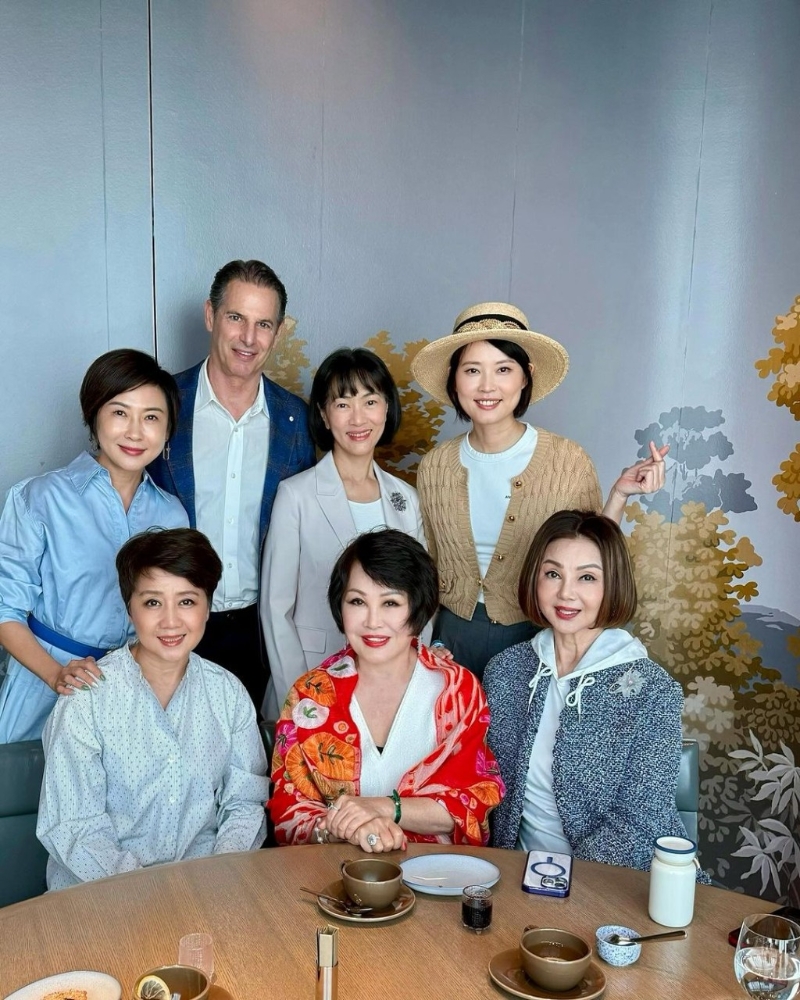 謝玲玲的朋友圈不乏名人明星，位位非富則貴。