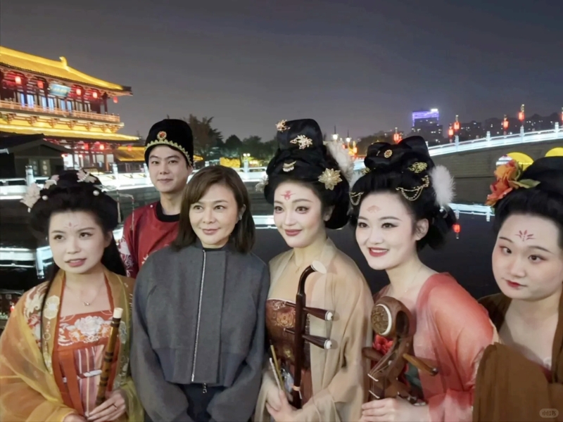 關之琳與敦煌古裝美女合影。