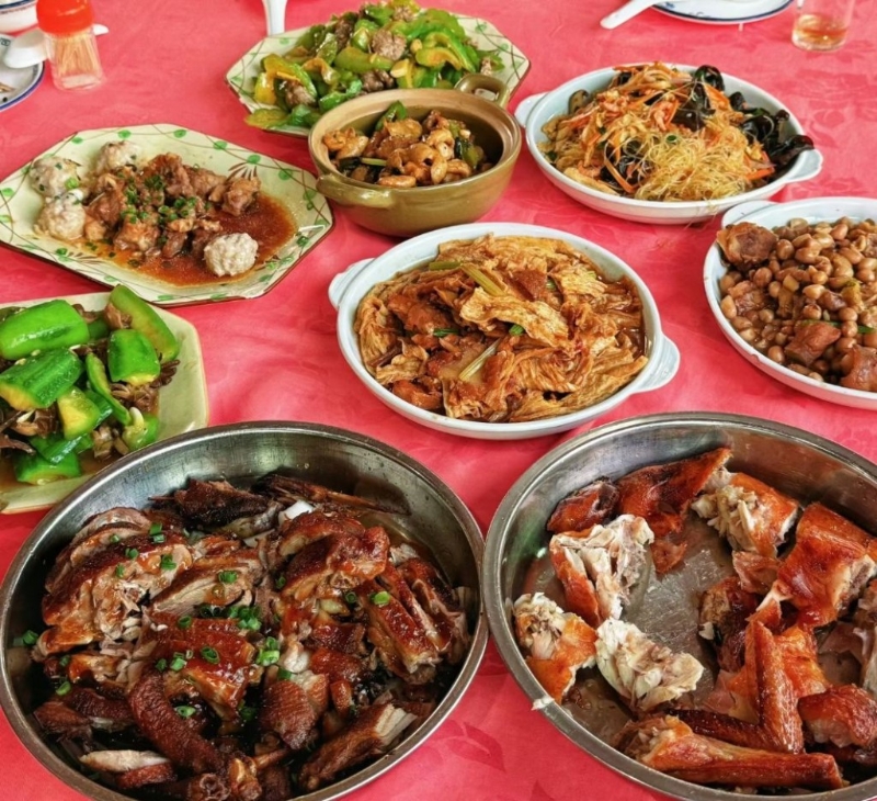 佛山必吃經(jīng)典美食2024｜7. 村居農(nóng)莊 佛山傳統(tǒng)美食高明吊燒雞來自高明區(qū)，農(nóng)家菜即點即制，出品新鮮。（圖片來源：Daisy_@小紅書）