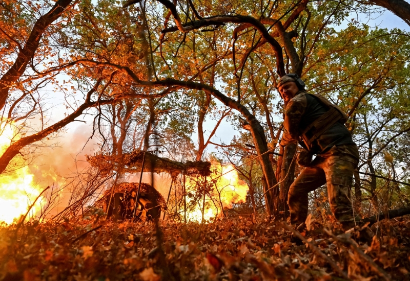 2024年10月25日，在烏克蘭前線城市托列茨克附近，俄羅斯攻擊烏克蘭期間，一名來自特警部隊「掠奪者」（Hyzhak）人員向俄羅斯軍隊發(fā)射 D30 榴彈砲。（路透社）