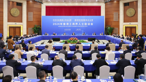 夏寶龍認為香港工商界要發(fā)揮國際聯(lián)系廣的優(yōu)勢，積極舉辦各類國際交流活動，邀請更多外國友人來港實地考察，親眼見證香港的活力與魅力。