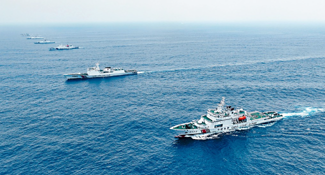 中國海警在南海黃巖島海域進行艦艇編隊訓練。