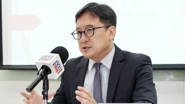 陳澤銘指“舊土地”轉(zhuǎn)用新制牽連甚廣，涉及工作量龐大，相信要完成所有土地注冊(cè)或最少須10年或以上時(shí)間。