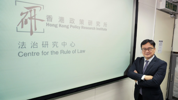 香港政策研究所法治研究中心主任陳澤銘形容，推行新制度是“摸著石頭過河”，認(rèn)為“新土地先行”下，不會有大批量注冊數(shù)目令登記機(jī)制難以負(fù)荷。