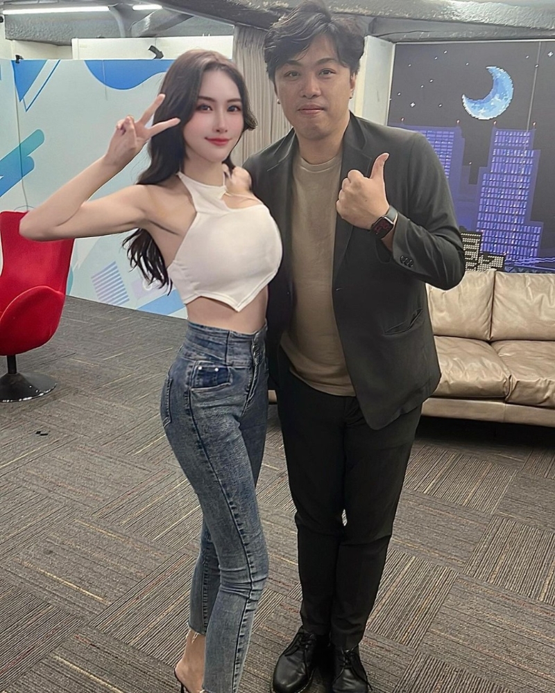 艾熙承認(rèn)自己同時(shí)一名補(bǔ)習(xí)老師。IG@_ai xi bb