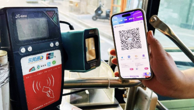 港人可用AlipayHK掃碼搭東莞巴士 港人可用AlipayHK掃碼搭東莞巴士