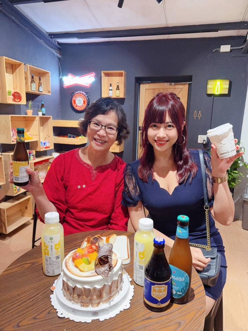 臺中市政府顧問蔡壁如在臉書分享慶生照，右為美食部落客、網(wǎng)紅柯莉絲汀。（翻攝自蔡壁如臉書）