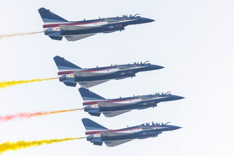 11月11日，空軍八一飛行表演隊(duì)和空軍航空大學(xué)“紅鷹”飛行表演隊(duì)展翅珠海，以獨(dú)特的方式慶祝中國人民解放軍空軍成立75周年。