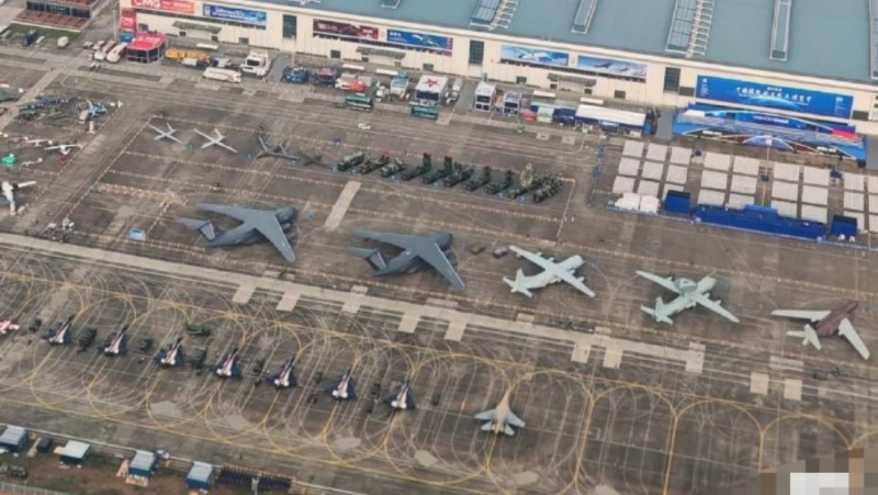 珠海航展12日開幕，網(wǎng)民拍下各表演飛行隊(duì)的飛機(jī)就位。