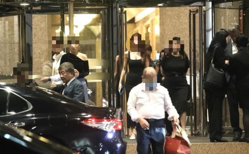 陳時(shí)中出席場合，有爆乳妹相隨。