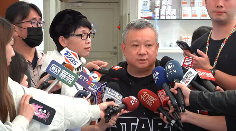 媒體人璩美鳳12日與聯(lián)電榮譽副董宣明智之子宣昶有一同受訪，還原2022年遭民眾黨主席柯文哲性騷擾的經(jīng)過。