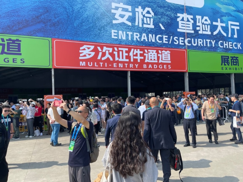 大批航空迷涌到珠海觀看航空展。