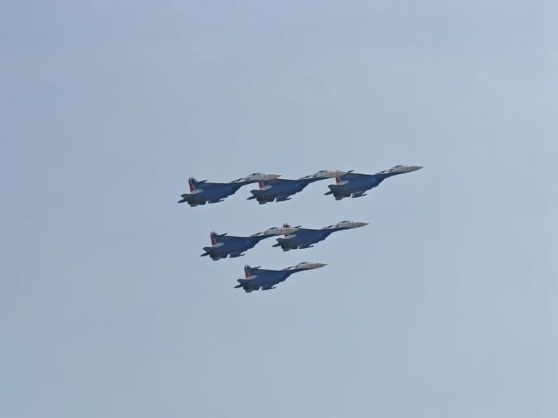 多架解放軍一線戰(zhàn)機升空表演